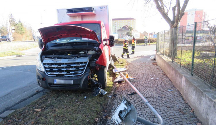 Muž se z důvodu silného kašle dostatečně nevěnoval řízení a narazil do sloupu veřejného osvětlení