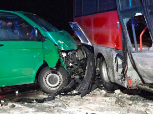 VIDEO: Při úterní nehodě autobusu a dodávky se zranili čtyři lidé