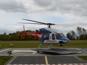 Záchranářský vrtulník s popáleným pacientem musel kvůli poruše nouzově přistát na olomouckém letišti