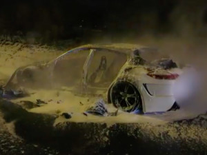 VIDEO: U Nemilan shořelo luxusní Porsche, škoda se vyšplhala na 3 miliony korun