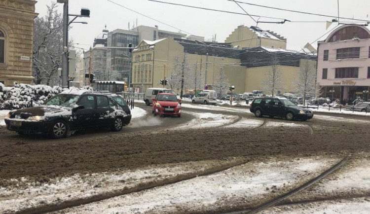 Policie i hasiči Olomouckého kraje upozorňují na nebezpečnou situaci na silnicích