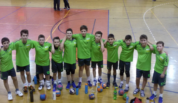 Mladí olomoučtí házenkáři zabodovali v prvním turnaji roku, patří jim pohár za první místo