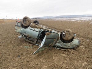 Devatenáctiletý řidič nezvládl svoje auto, po několika přemetech skončilo na střeše v poli
