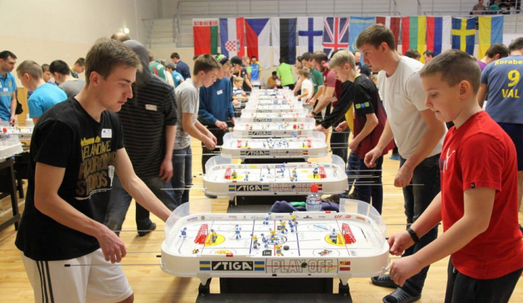 David Dvořáček (na fotce vlevo) během jednoho ze zápasů ve stolním hokeji