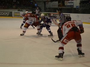 Mora dlouho bojovala o postup do předkola play-off. Vítězství v nájezdech ale bylo málo