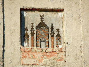 Dělníci našli při opravě věže radnice unikátní objev – dvě stě let starý znak města