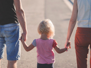 Přes čtyřicet procent Čechů považuje péči státu o rodiny s dětmi za nedostatečnou