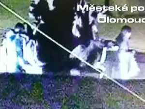 VIDEO: Muž na Dolním náměstí močil přímo v Neptunově kašně, zachytila ho kamera strážníků