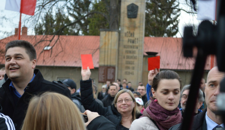 FOTO: Návštěva prezidenta v Hněvotíně potěšila všechny místní kromě dvou odpůrců