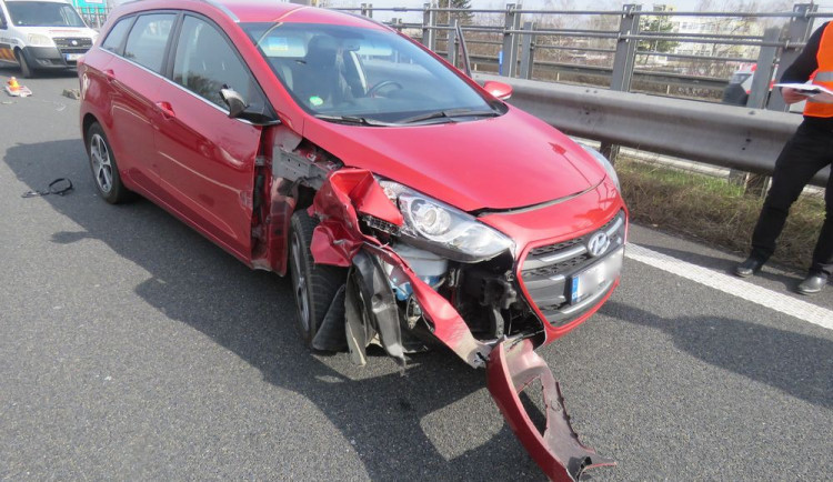 Řidič při přejíždění do pravého pruhu narazil přední částí vozu do nákladního automobilu