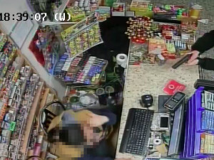 VIDEO: Muž s pistolí v ruce přepadl prodejnu na Tř. Svornosti. Jeho počínání zachytila kamera