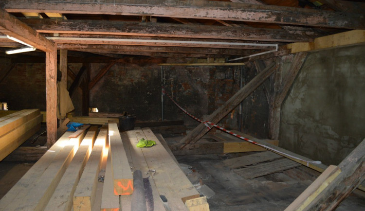 Rekonstrukce střechy městské knihovny v Olomouci je v plném proudu