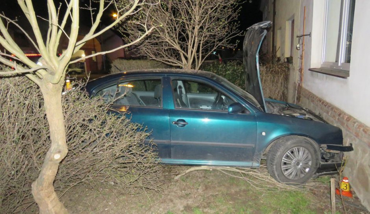 Naboural do rodinného domu v Chomoutově, při dechové zkoušce mu policisté naměřili 2,5 promile