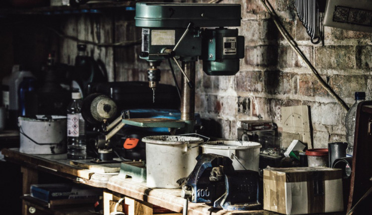 Zloděj vykrádal garáže v Řepčíně, škoda dosahuje téměř sto tisíc