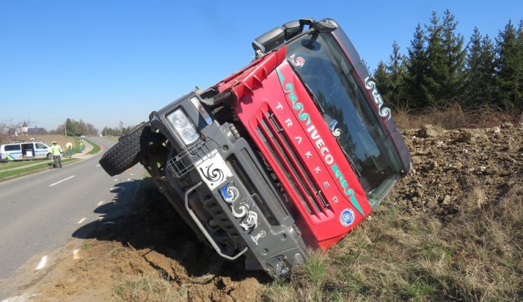 Nákladní vozidlo skončilo v příkopu