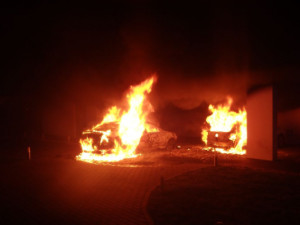 FOTO: Pod přístřeškem rodinného domu začala hořet dvě auta, škoda dosáhla milionu korun