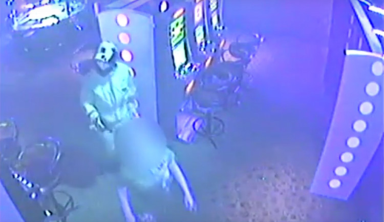 VIDEO: Lupič vyhrožoval obsluze v herně zbraní, nepoznáváte ho?