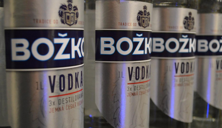 Opilý muž se plazil s ukradenou láhví rumu kolem ostrahy. Po několika metrech usnul