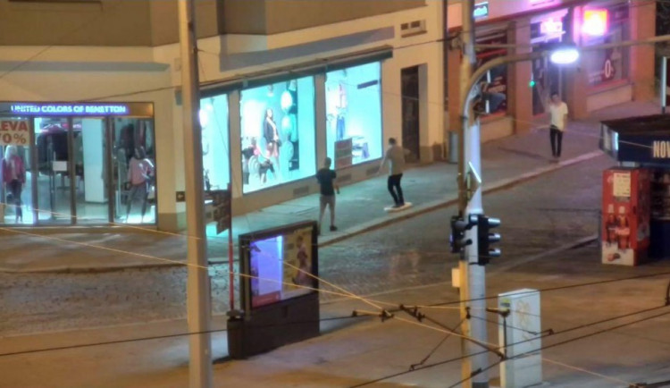 Mladíci si z dopravní značky udělali surf