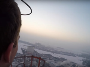 VIDEO: Dva mladíci vylezli na 112 metrů vysoký komín v Olomouci. Natočili krásný východ slunce