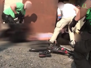 VIDEO: Zásahovka v akci - zátah na drogového dealera v olomoucké garáži