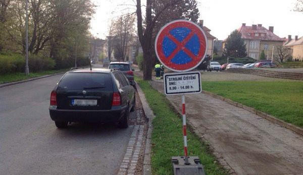 Technické služby opět začínají čistit silnice, policisté žádají řidiče, aby si auta včas přeparkovali