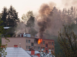 Ve Šternberku hořel byt, evakuováno muselo být sto lidí