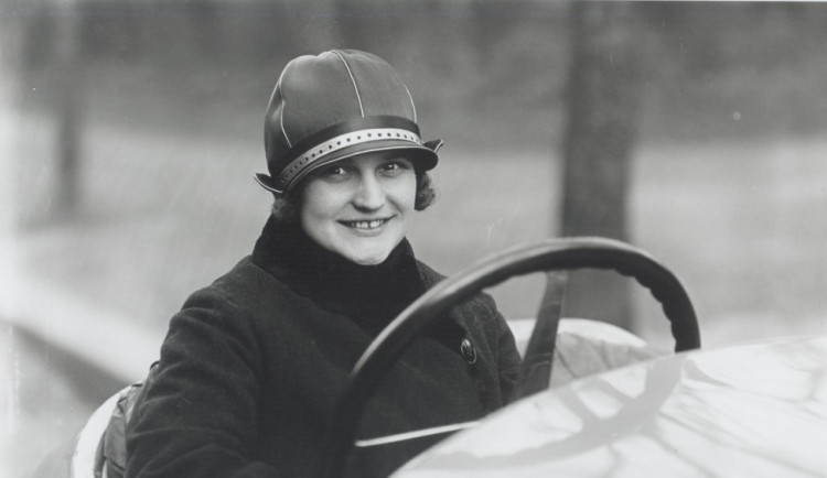 Eliška Junková byla legendou českého závodění. Ve dvacátých letech minulého století se dokázala vyrovnat nejlepším mužským závodníkům