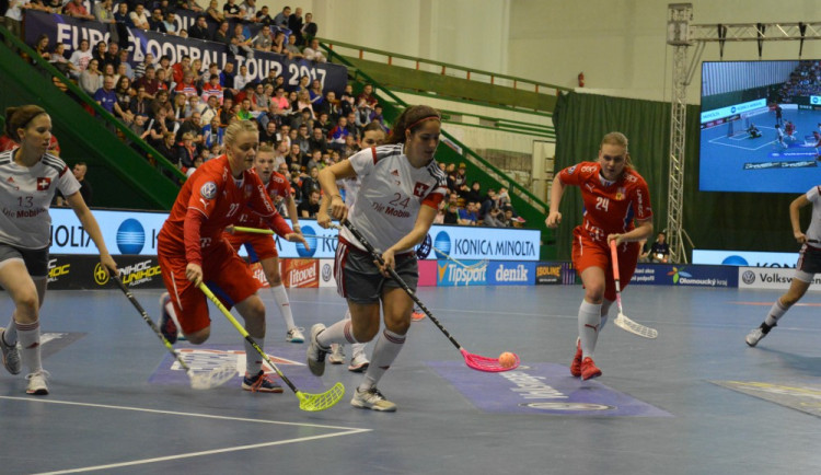 FOTO: První den EFT v Olomouci - Švýcarky otočily zápas s Českem. Švédky přestřílely Finky