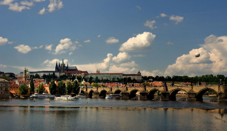 Olomoucká univerzita chystá setkání absolventů na lodi v Praze