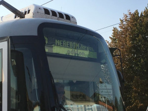 Dodávka nedala přednost tramvaji, kvůli prudkému zastavení se zranila cestující
