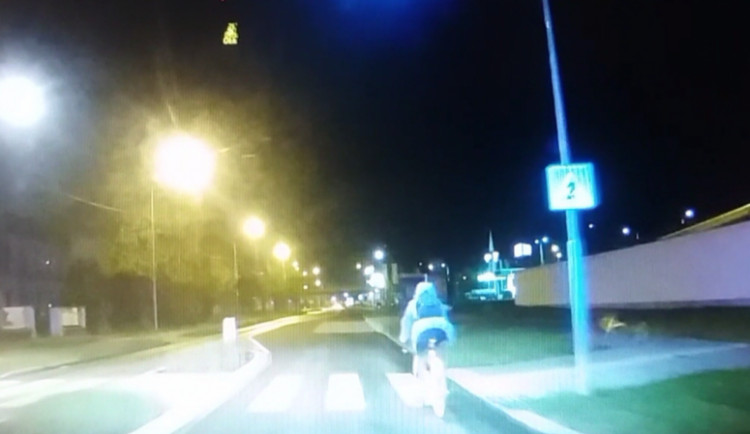 VIDEO: Opilá cyklistka jela v protisměru, nadýchala téměř dvě promile