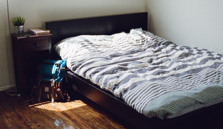 Nemilé překvapení čekalo na majitele bytu, v pokoji našel spát cizího muže