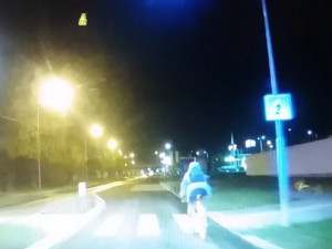 VIDEO: Opilá cyklistka jela v protisměru, nadýchala téměř dvě promile