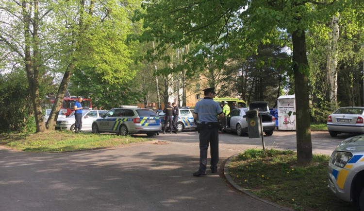 Při zásahu na ulici J. Glazarové do policejního auta čelně narazil zdrogovaný řidič