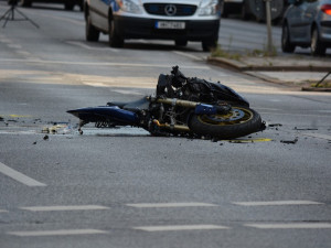 Sváteční den se neobešel bez vážných nehod, na Přerovsku se zabil o strom mladý motorkář