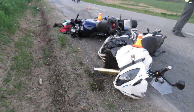 Dva motorkáři jedoucí za sebou nabourali, první řidič dostal smyk a druhý přes něj přepadnul