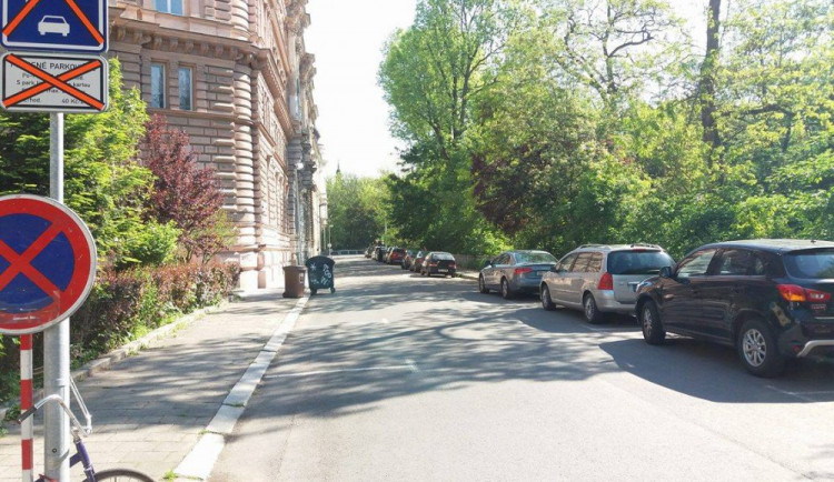 Muž s ženou na nábřeží Přemyslovců mlátili důchodkyni a kopali do ní