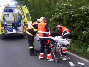 Při nárazu auta do stromu se u Štěpánova zranily dvě ženy