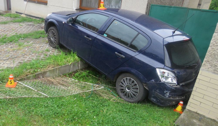 Při odbočování si řidič nevšiml, že ho předjíždí auto. To po střetu narazilo do zaparkovaného vozu