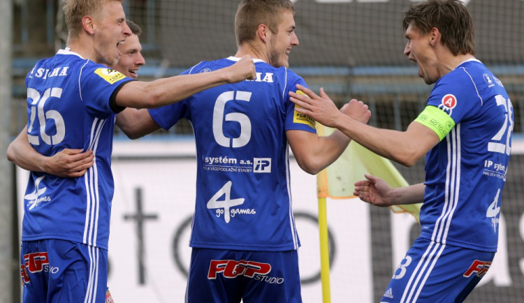 Sigma dosáhla na postup i druholigový titul. Velký podíl na tom měl Jakub Plšek (na fotce uprostřed)