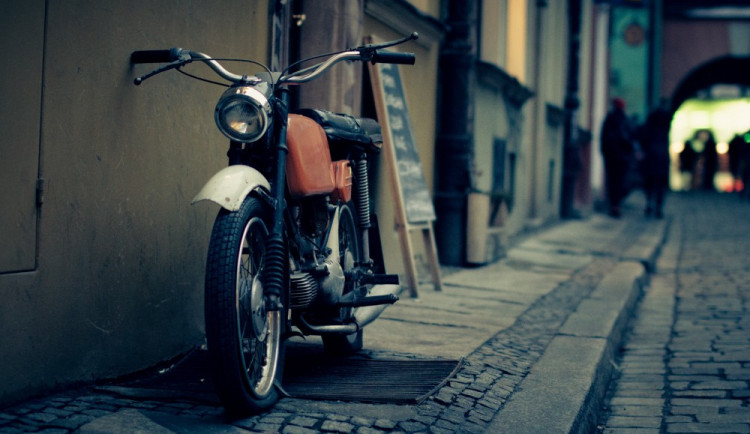 Motorkáři vběhlo dítě do cesty. Ten se mu stačil vyhnout, ale se svou motorkou skončil na zemi