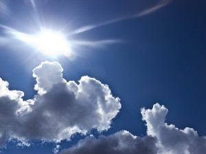 POČASÍ NA ČTVRTEK: Obloha bez mráčku, s teplotami to ale tak horké nebude