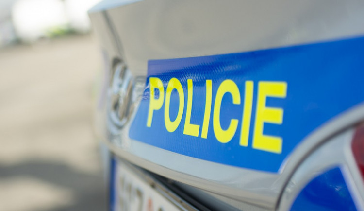 Policie hledá svědky nehody, při které řidič nacouval do chodkyně