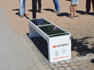 Chytrá lavička ve Smetanových Sadech u altánu