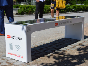 Chytrá lavička ve Smetanových Sadech u altánu