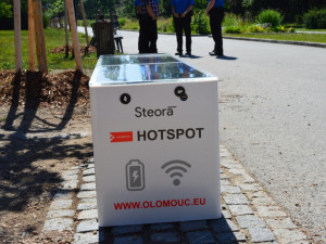 Chytrá lavička ve Smetanových Sadech u altánu