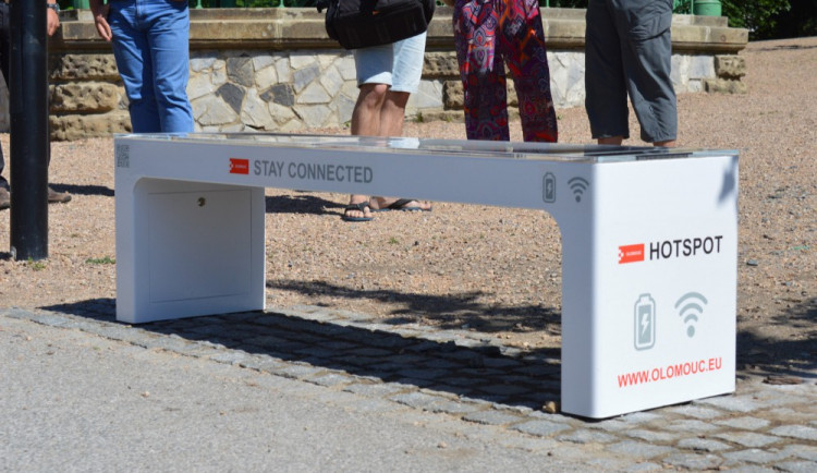 Chytrá lavička ve Smetanových Sadech u altánu