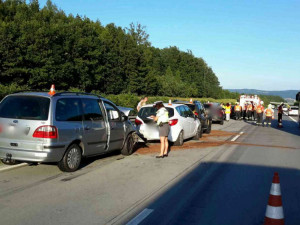 Na dálnici D1 do sebe narazilo celkem šest aut. Při nehodě se zranilo pět lidí