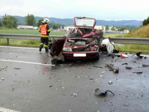 Při dopravní nehodě u Lipníku se střetla dvě auta, jeden pasažér nepřežil